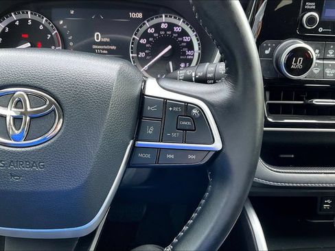 Used 2022 Toyota Highlander XLE FWD image 14