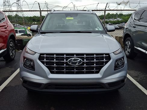 Used 2023 Hyundai Venue SEL FWD image 2
