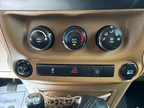 Used 2014 Jeep Wrangler Unlimited Sahara w/ Dual Top Group AWD/4WD image 18
