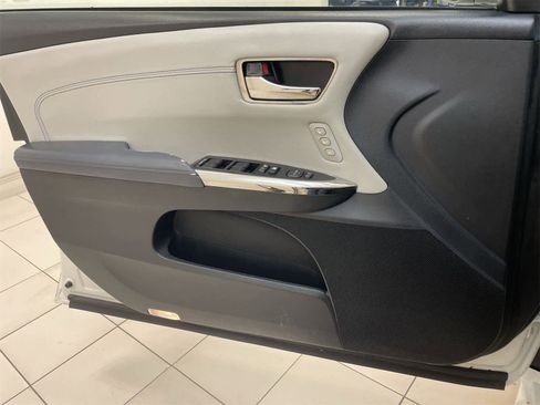 Used 2014 Toyota Avalon Limited image 16