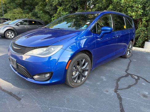 Used 2019 Chrysler Pacifica Touring-L Plus w/ S Appearance Package FWD image 4