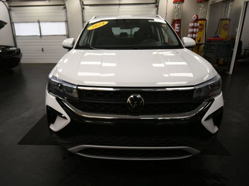 Used 2024 Volkswagen Taos SE FWD image 2