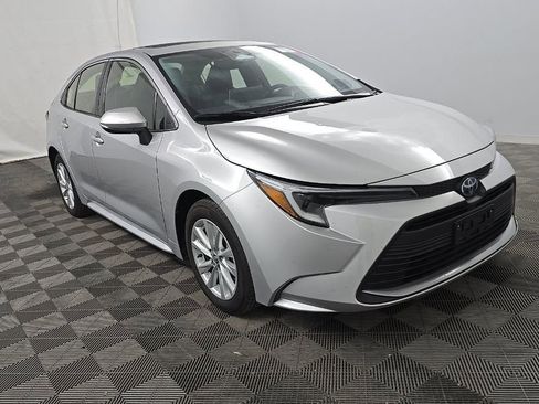 Used 2025 Toyota Corolla LE FWD image 2