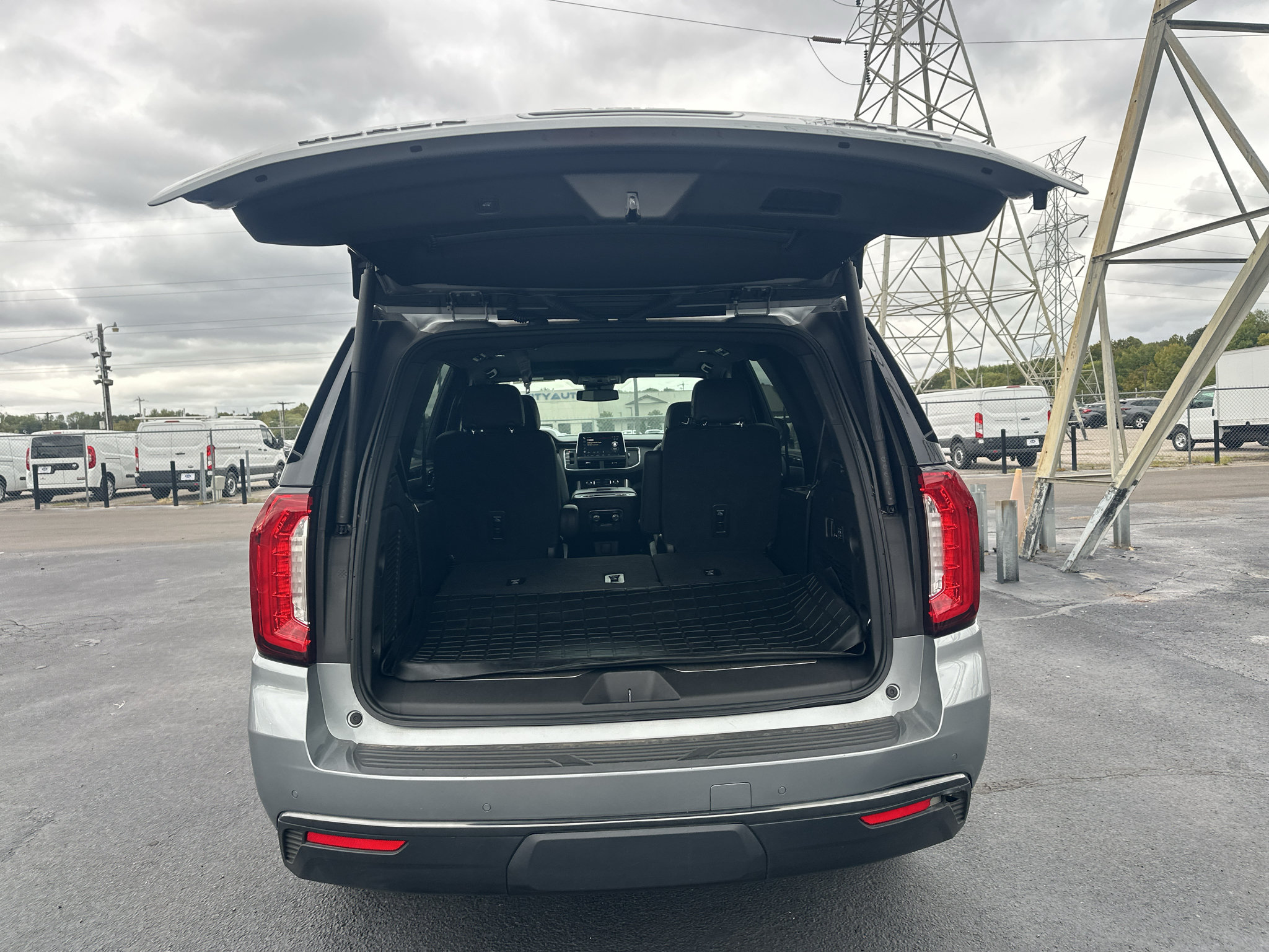 Used 2023 GMC Yukon AT4 w/ Technology Package AWD/4WD image 21