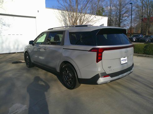 Used 2025 Kia Carnival EX image 10