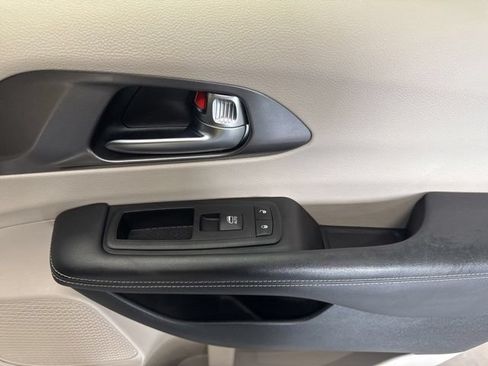 Used 2024 Chrysler Pacifica Touring-L FWD image 47