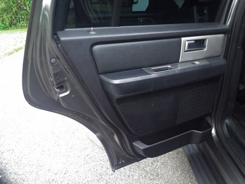 Used 2016 Ford Expedition XLT w/ Equipment Group 202A AWD/4WD image 21