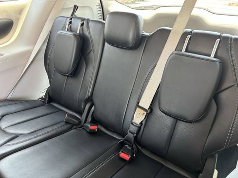 Used 2023 Chrysler Pacifica Touring-L FWD image 15