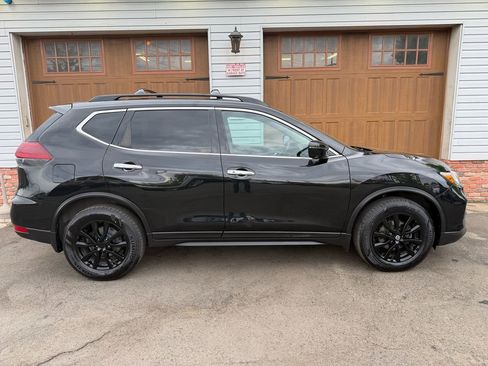 Used 2018 Nissan Rogue SV w/ Premium Package FWD image 2
