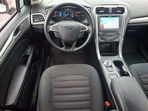 Used 2017 Ford Fusion SE w/ Fusion SE Technology Package image 11