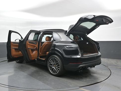 Used 2023 Porsche Cayenne AWD/4WD image 49