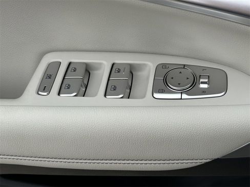 Used 2025 Genesis G70 2.5T image 22