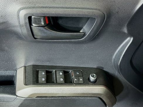 Certified 2018 Toyota Tacoma SR5 AWD/4WD image 22