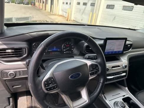 Used 2022 Ford Explorer XLT w/ Equipment Group 202A AWD/4WD image 6