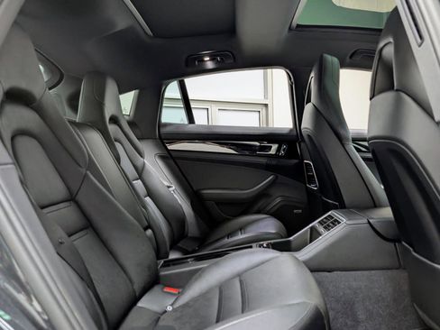 Used 2020 Porsche Panamera w/ Premium Package image 22