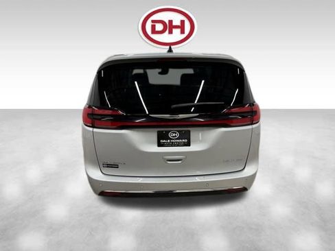 Used 2024 Chrysler Pacifica Limited image 13