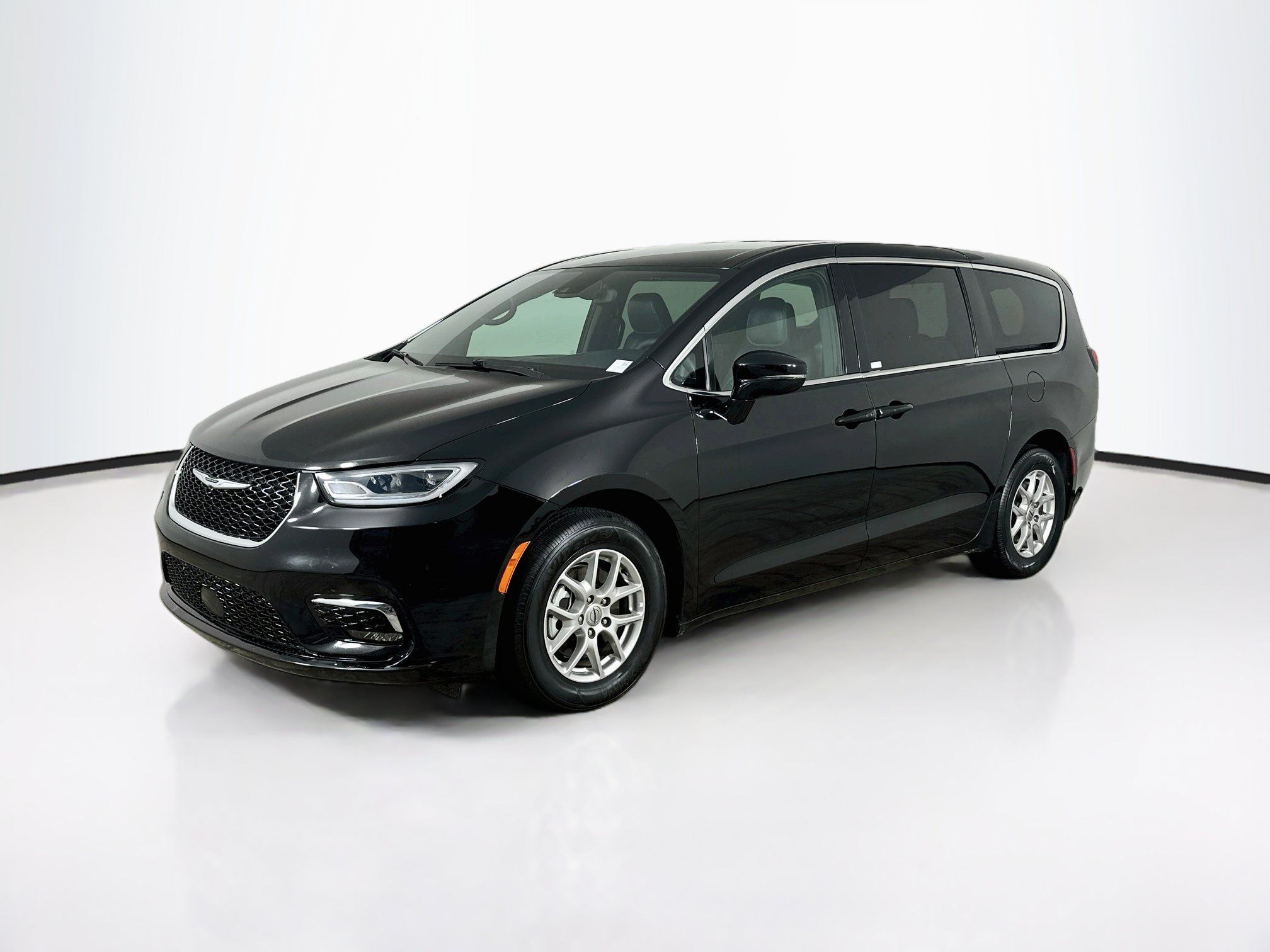 Used 2025 Chrysler Pacifica Select FWD image 3