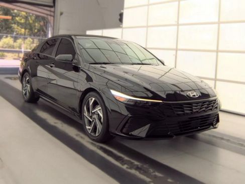 Used 2025 Hyundai Elantra SEL FWD image 4