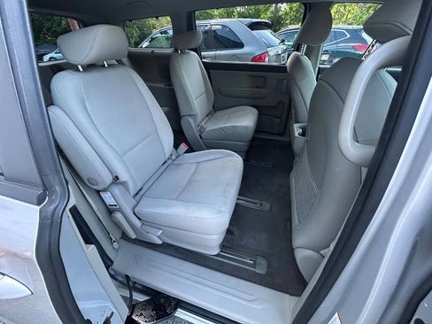 Used 2016 Kia Sedona LX w/ Option Group 020 FWD image 9