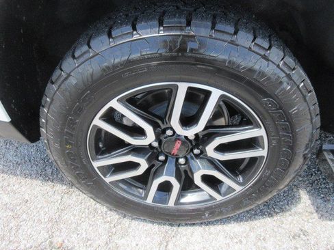 Used 2024 GMC Yukon XL AT4 w/ Technology Package AWD/4WD image 10