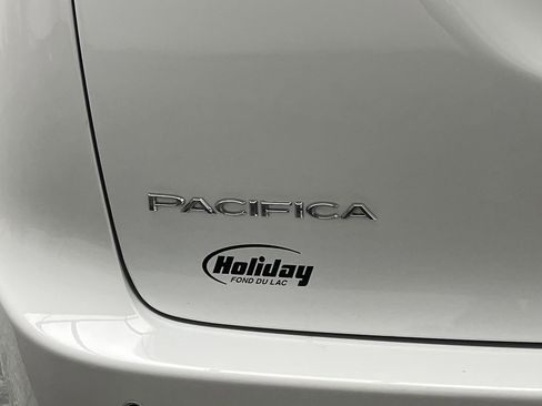 Used 2024 Chrysler Pacifica Touring-L image 31