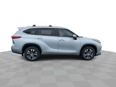 Used 2023 Toyota Highlander XLE AWD/4WD image 9