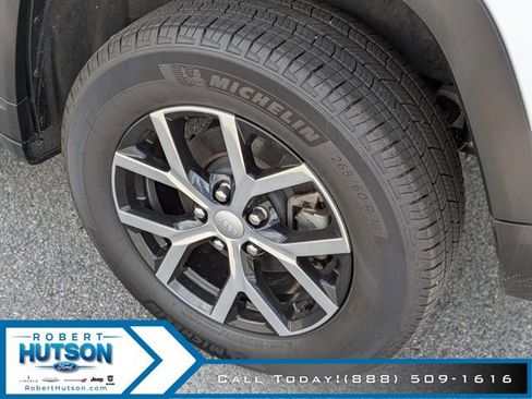 Used 2024 Jeep Grand Cherokee Limited w/ Luxury Tech Group II image 9