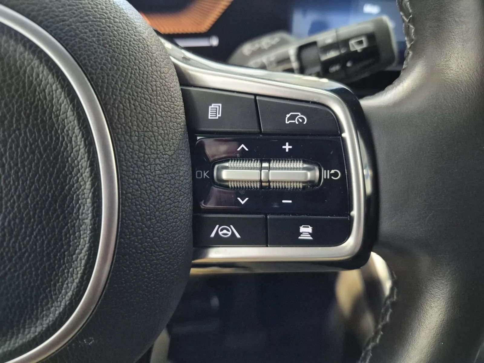 Used 2025 Kia Carnival FWD image 28
