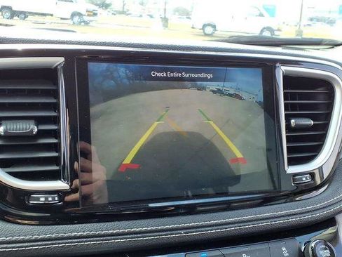 Used 2023 Chrysler Pacifica Touring-L image 9