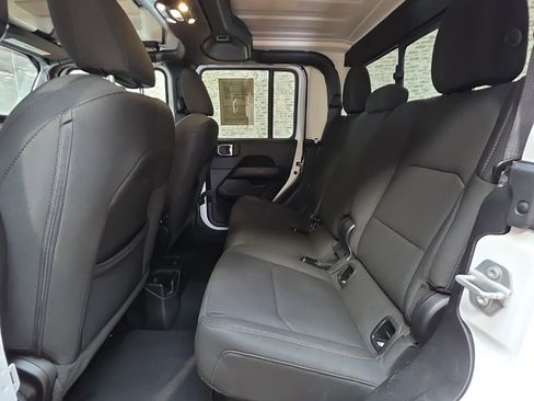 Used 2023 Jeep Gladiator Overland image 17