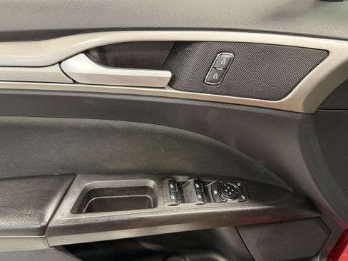 Used 2020 Ford Fusion SE FWD image 19