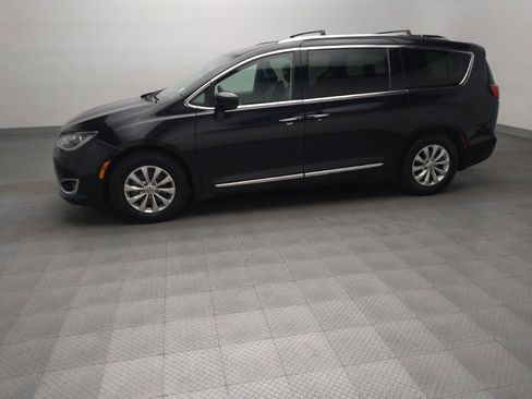 Used 2018 Chrysler Pacifica Touring-L w/ Premium Audio Group FWD image 2
