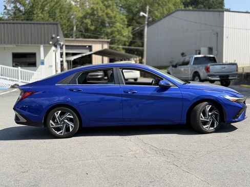 Used 2025 Hyundai Elantra Limited FWD image 10