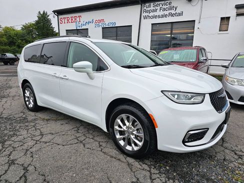 Used 2022 Chrysler Pacifica Touring-L AWD/4WD image 1