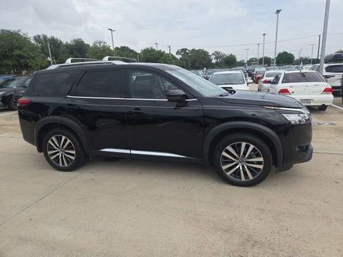 Used 2022 Nissan Pathfinder Platinum w/ Cargo Package FWD image 2