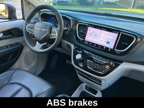 Used 2023 Chrysler Pacifica Touring-L image 11