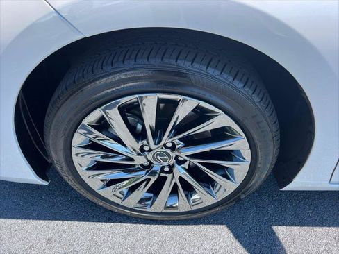 Certified 2024 Lexus ES 300h w/ Technology Package FWD image 11