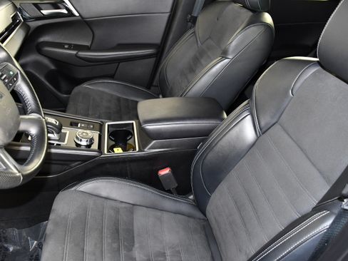 Used 2024 Mitsubishi Outlander AWD image 37