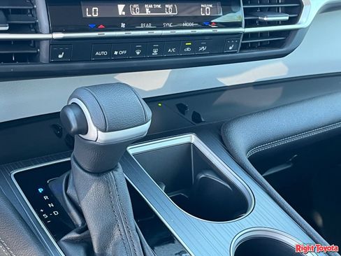 Certified 2025 Toyota Sienna XLE FWD image 30