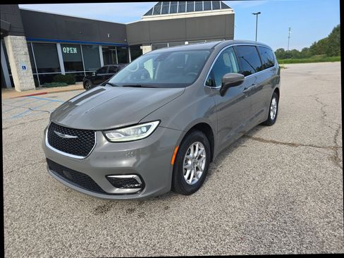 Used 2023 Chrysler Pacifica Touring-L FWD image 8