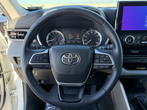 Used 2023 Toyota Highlander XLE image 21