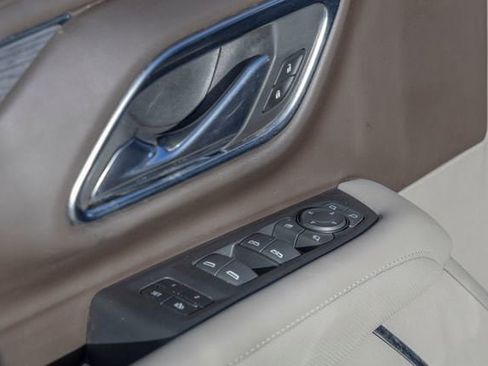 Used 2022 GMC Yukon SLT w/ SLT Luxury Package AWD/4WD image 17