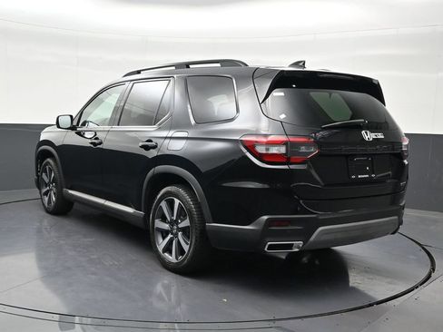Used 2025 Honda Pilot Touring image 3