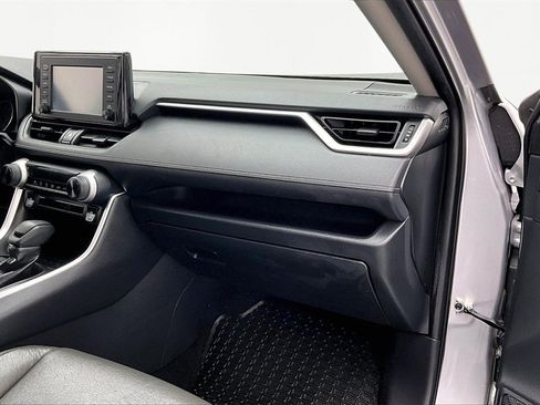 Used 2019 Toyota RAV4 LE image 17