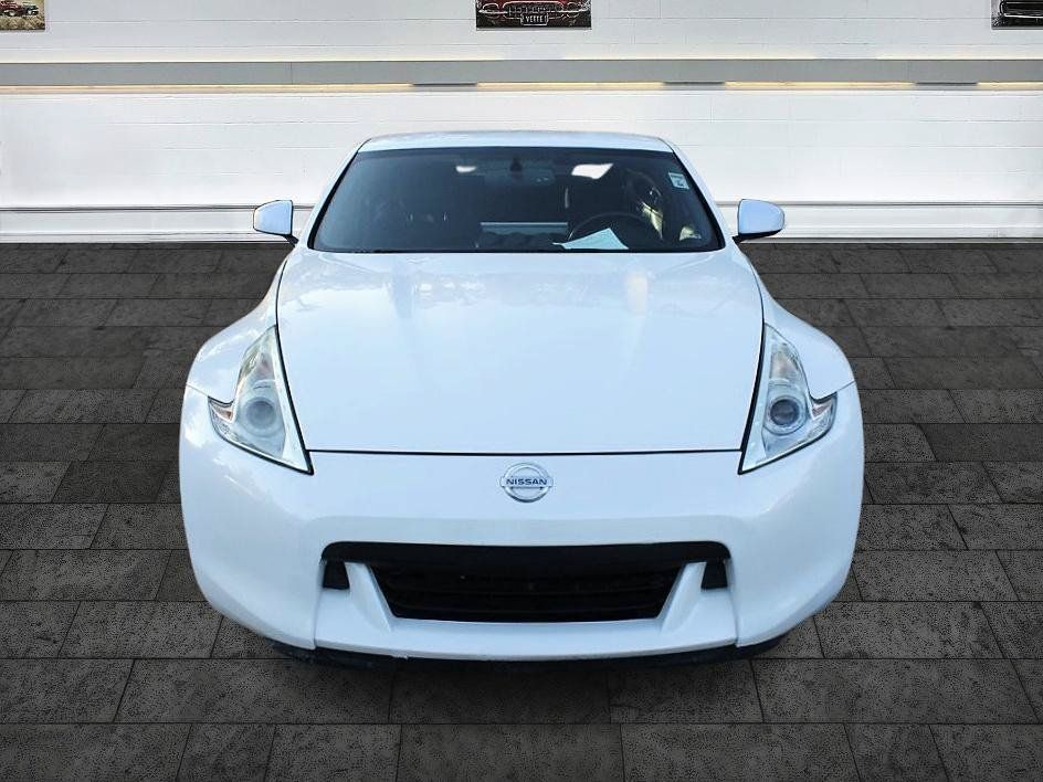 Used 2018 Nissan 370Z Coupe RWD image 2