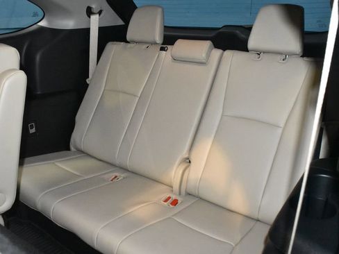 Used 2022 Toyota Highlander XLE AWD/4WD image 23