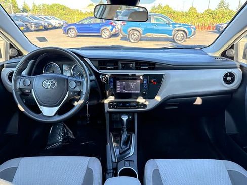 Used 2018 Toyota Corolla LE FWD image 11