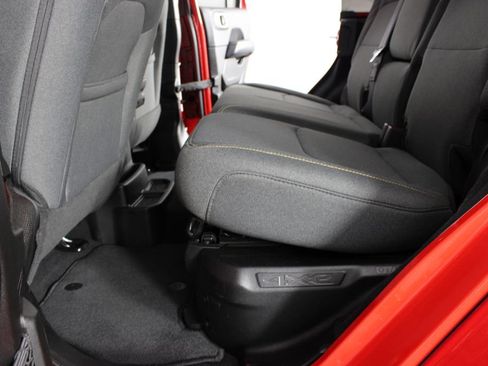 Used 2025 Jeep Wrangler Unlimited Sahara AWD/4WD image 16