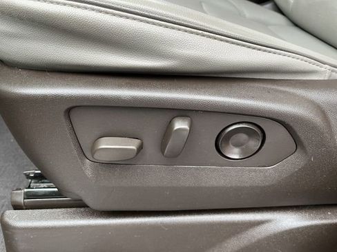 Used 2022 GMC Yukon SLT w/ SLT Premium Package image 16