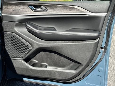 New 2027 Jeep Grand Cherokee Limited RWD image 14